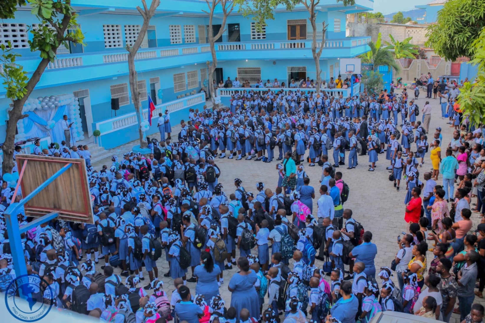 Vue d'ensemble de la cour bondée d'élèves