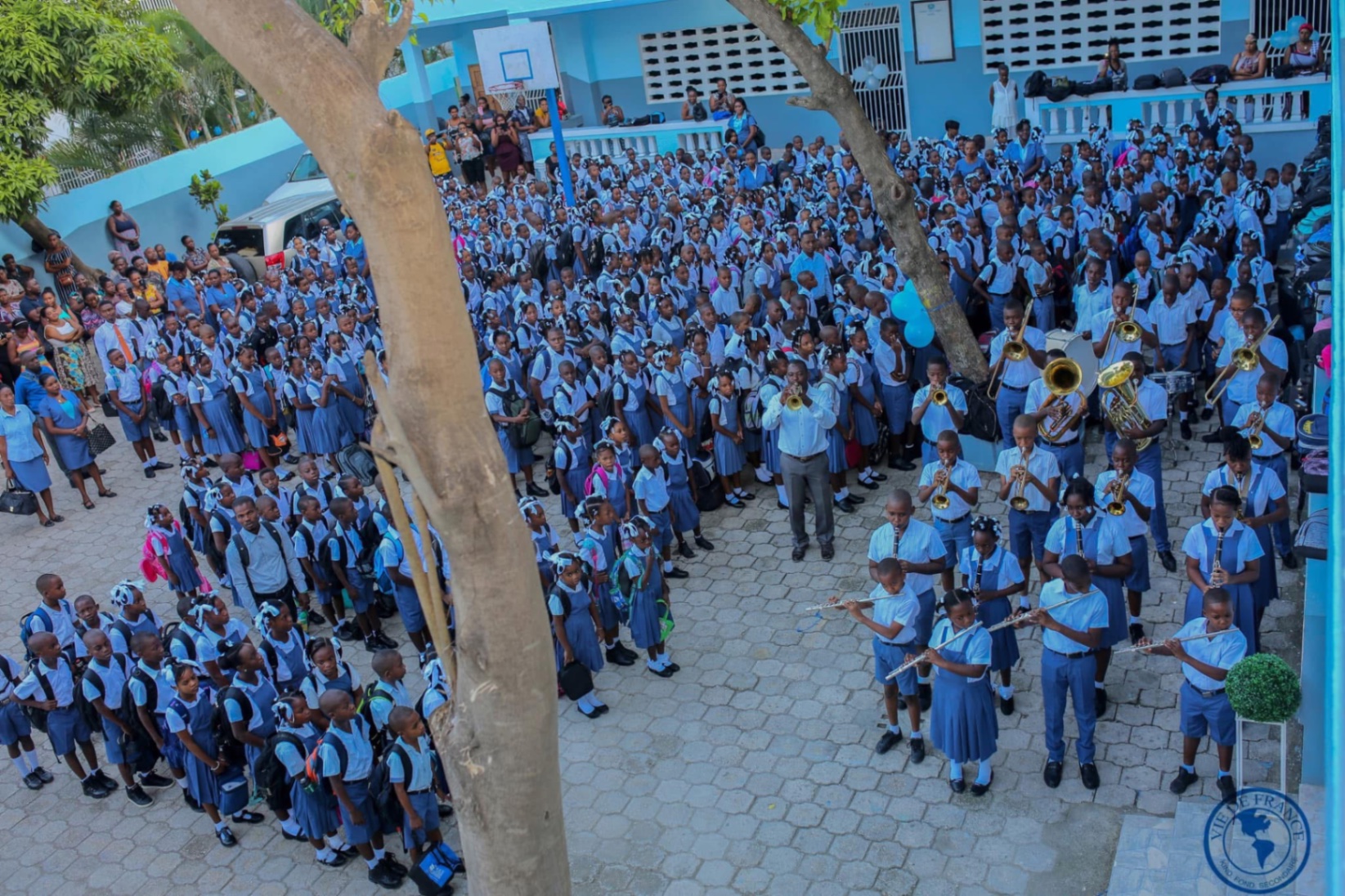 Fanfare scolaire et élèves rassemblés