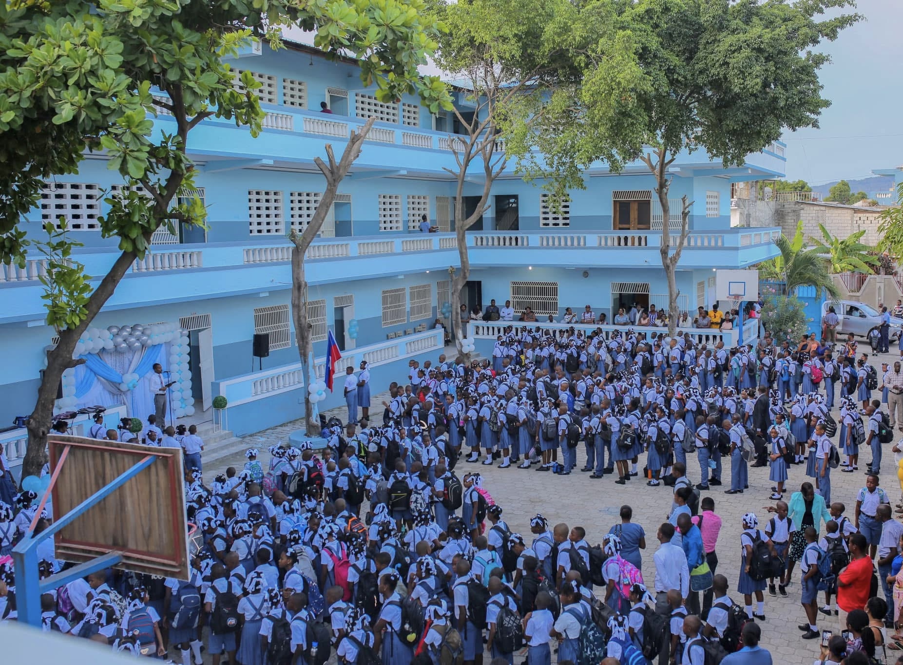 Rassemblement des élèves dans la cour du Collège Vie De France